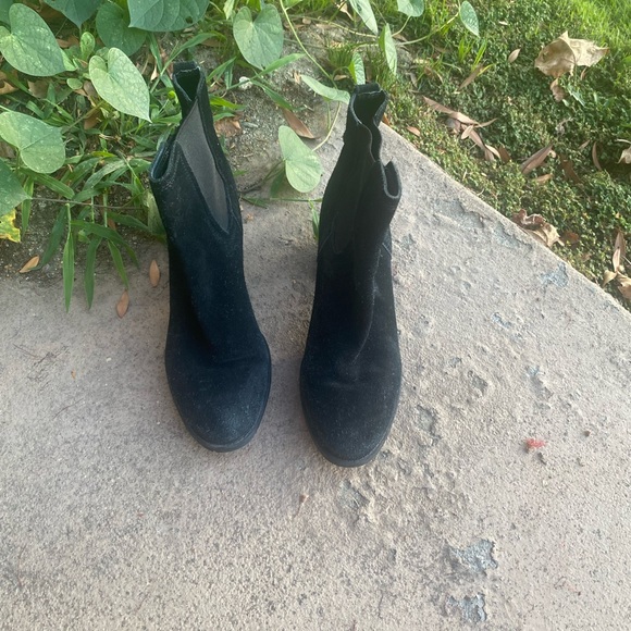 Sam Edelman Hanley suede black pull on booties in size 8 with 2.5” heel. - Picture 7 of 11